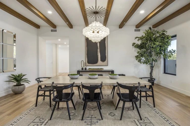 Large Dining & Gathering Areas