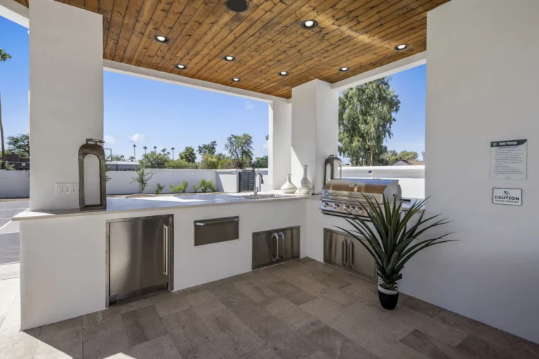 Outdoor Grill & Bar